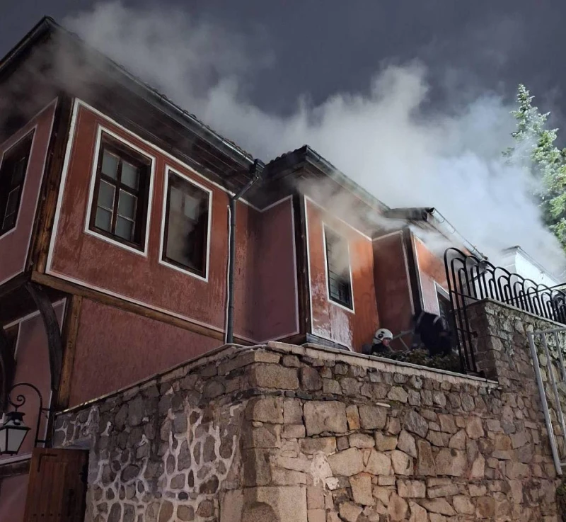Загасен е пожарът в къща до Античния театър в Пловдив