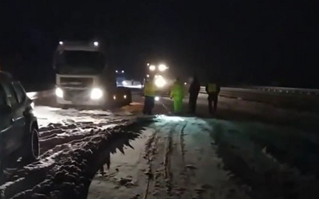 Усложнената пътна обстановка от снеговалежа на АМ Тракия стана причина