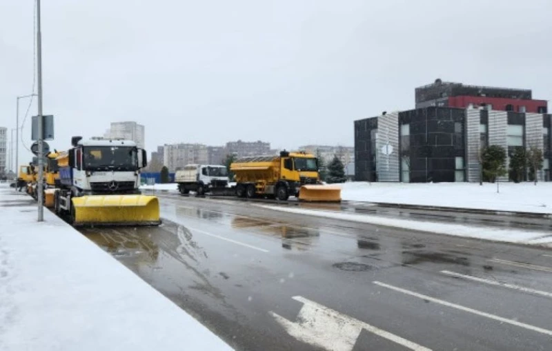 Градският транспорт в София се движи без промяна, цяла нощ снегорините са били на терен