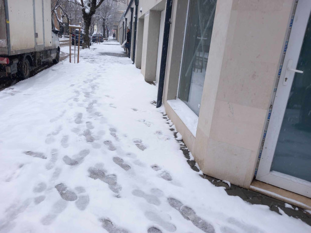 Почистването от сняг и лед на тротоарите пред жилищната кооперация