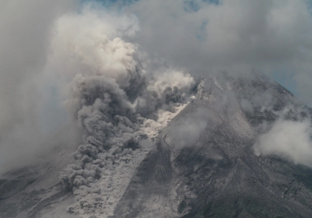 Индонезийският вулкан Мерапи изригна в неделя 21 януари разпръсквайки облаци