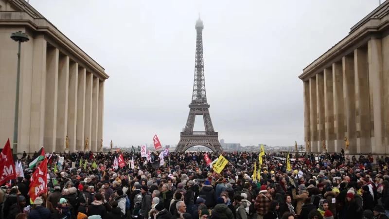 Във Франция 150 000 души излязоха на протест срещу закона за миграцията