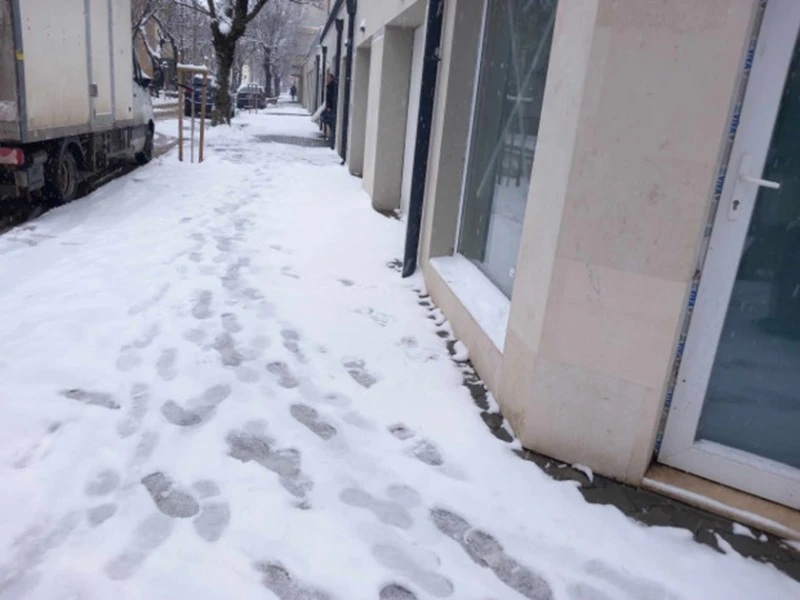 Продължава обработката със смеси против заледяване по улици и булеварди в София