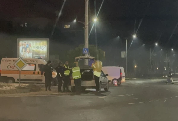 Младеж с BMW oтне предимство, блъсна възрастна пешеходка и се заби в друга кола