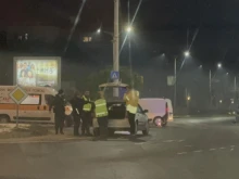 Младеж с BMW oтне предимство, блъсна възрастна пешеходка и се заби в друга кола
