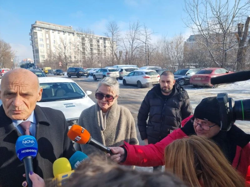 Разпитват жената до Васил Божков