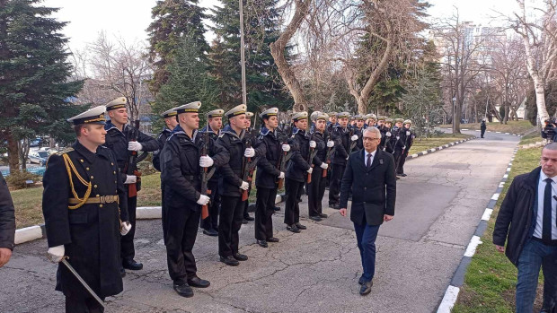 Тагарев: Военните училища завиждат на Морско училище - Варна