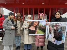 Протестът на майката на Даная пред "Пирогов" продължава и днес 