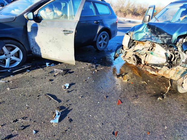 Катастрофа между два автомобила на изхода на Шумен в района