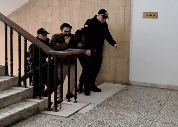 Псувни в съда от устата на сина, който уби майка си в Бургас