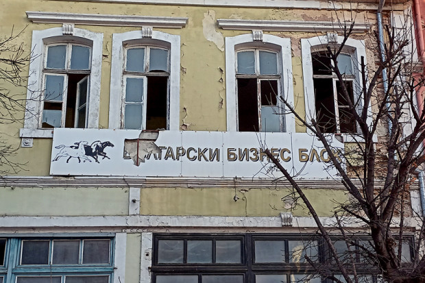 Фасади на изоставени къщи във Варна са като учебник по