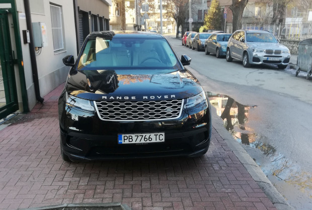 </TD
>Тротоарите са за МПС-та. Така иронично читател на Plovdiv24.bg озаглави