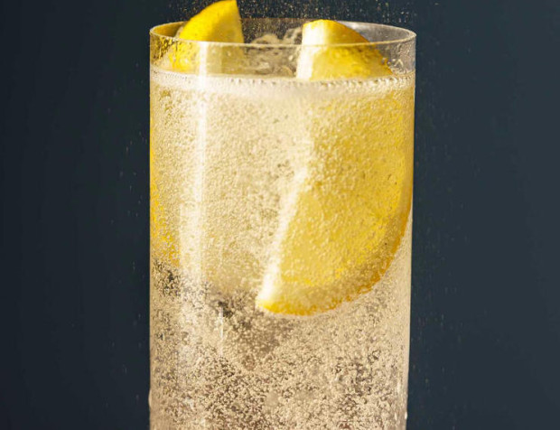 Водата с лимон е безспорно освежаваща напитка особено през лятото