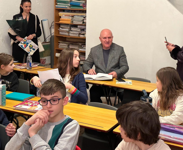 През настоящата учебна година МОН подпомага 42 български неделни училища