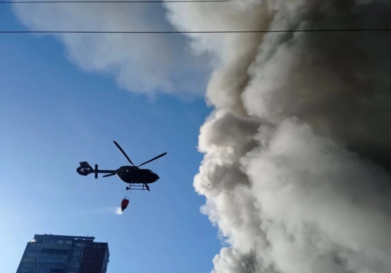 Пожар обхвана търговски център в Белград, в гасенето му се включиха хеликоптери