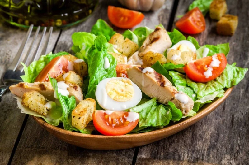 Тази зелена салата с жарени пилешки филенца ще задоволи всеки вкус