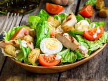 Тази зелена салата с жарени пилешки филенца ще задоволи всеки вкус