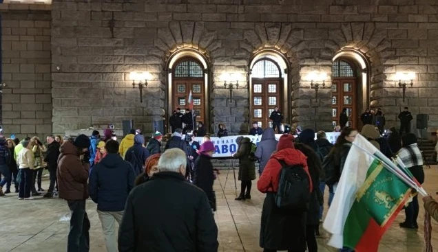 "Конституционен съд под обсада": Протест заради новите съдии пред парламента