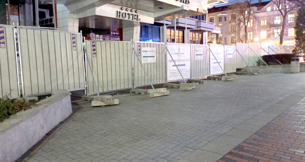 Строителни пана опасаха нова сграда в центъра на Варна, която