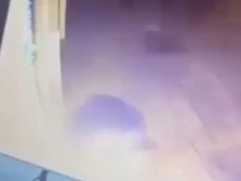 Вижте как подпалвачът драсва клечката на бръснарницата в "Западен"