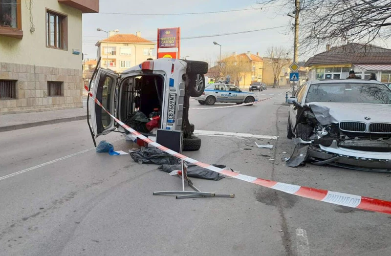 Патрулка се обърна в Свиленград след удар в паркирани автомобили