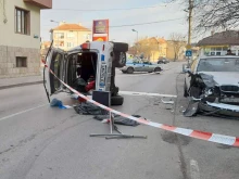 Патрулка се обърна в Свиленград след удар в паркирани автомобили