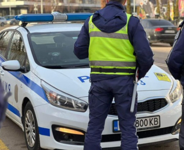 Пиян мъж помля две коли на паркинг в столицата, арестуваха го