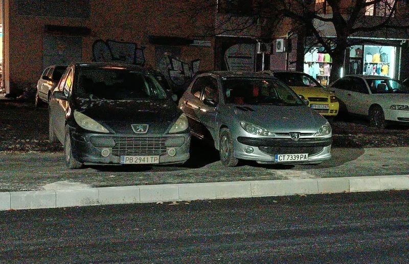 Нагло: Вижте паркиране на тротоар още в ремонт и в зелена площ