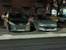 Нагло: Вижте паркиране на тротоар още в ремонт и в зелена площ