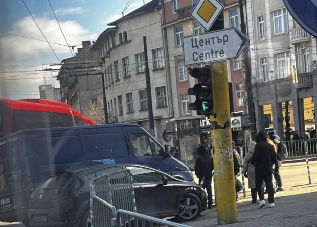 Лек автомобил и микробус се удариха на кръговото кръстовище на "Лъвов мост"