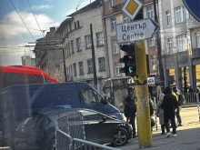 Лек автомобил и микробус се удариха на кръговото кръстовище на "Лъвов мост"