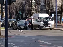 Светофар се стовари върху бус на оживено кръстовище в Пазарджик 