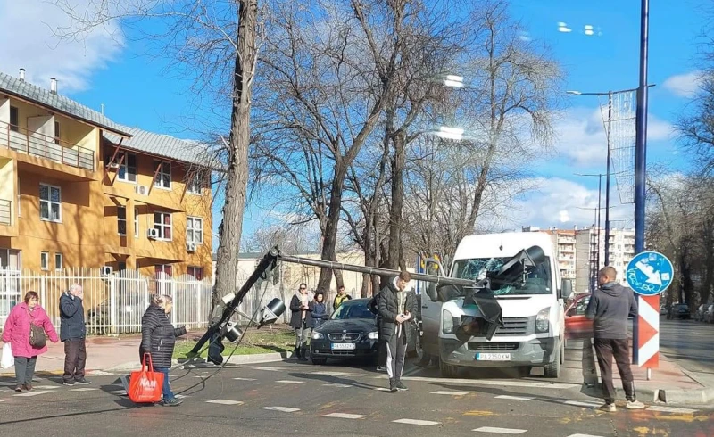 Светофар се стовари върху бус на оживено кръстовище в Пазарджик 