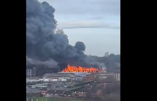 Голям пожар бушува в недовършена сграда в Ливърпул, която може