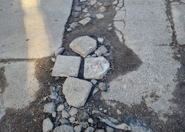 Голяма дупка зейна на кръстовище в "Гео Милев", граждани молят кмета за 2-3 лопати асфалт