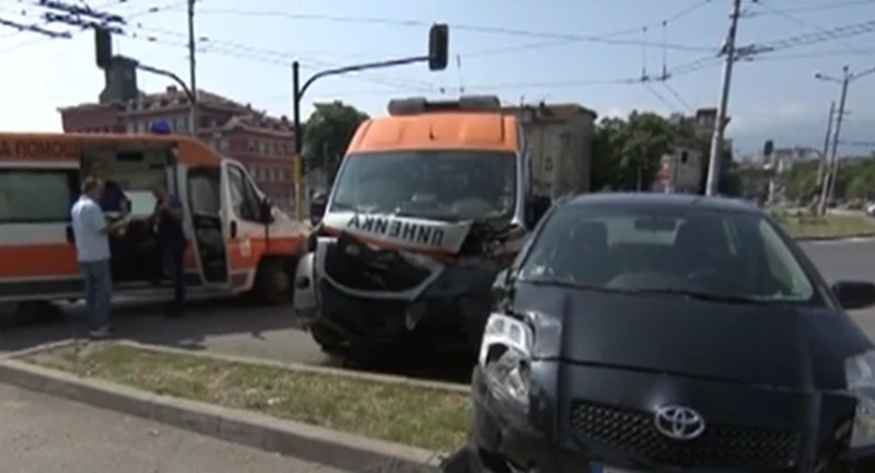 Линейка и кола се блъснаха в Шумен, транспортиран е пациент