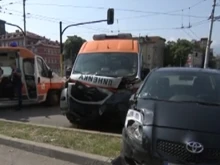 Линейка и кола се блъснаха в Шумен, транспортиран е пациент