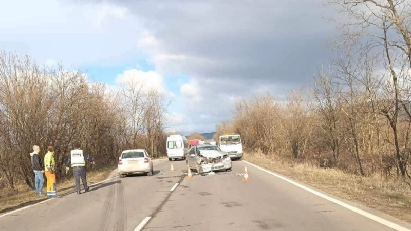 Катастрофа затруднява движението по пътя Стара Загора-Казанлък