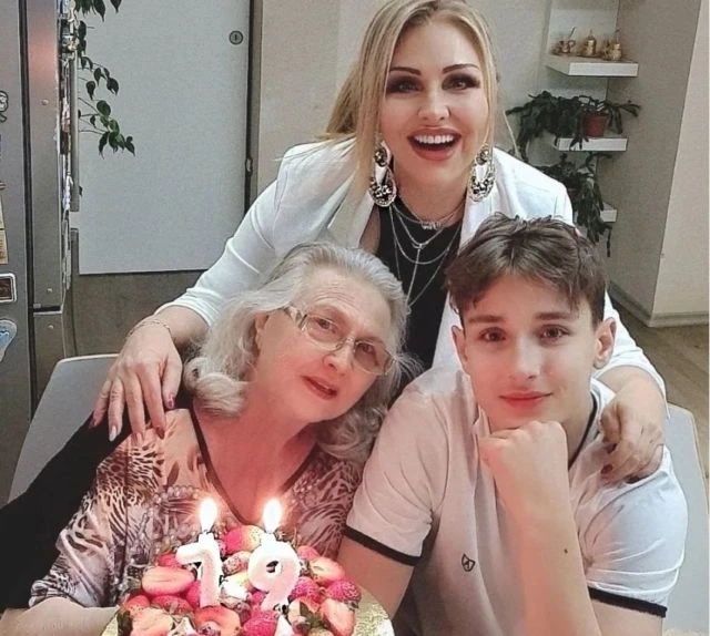 Рени показа майка си и порасналия си по-малък син