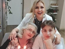 Рени показа майка си и порасналия си по-малък син