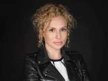 Любима актриса получила кукла цялата надупчена от игли