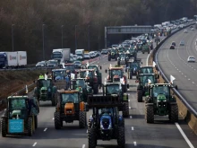 Френските фермери блокираха с трактори магистралите към Париж