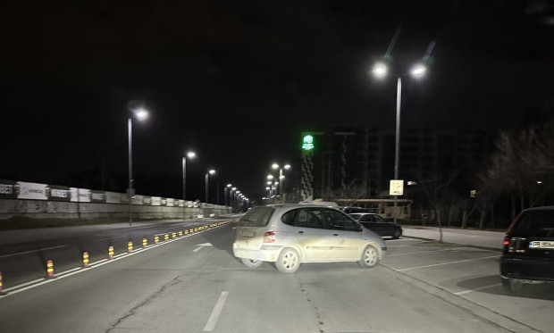 </TD
>Читател на Plovdiv24.bg ни изпрати снимка на кола, която очевидно