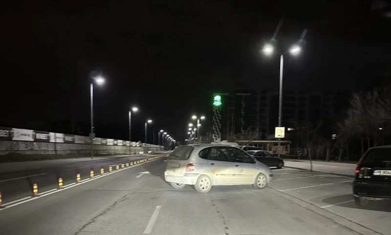 Кола пренощува по средата на оживена улица в Пловдив