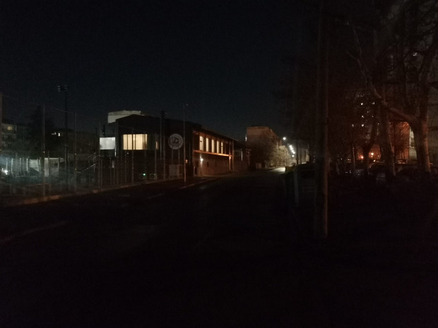 </TD
>Възмутен гражданин сподели снимки, на които се вижда наработещото осветление в града,