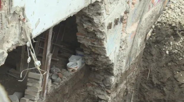Къщата в Пловдив  която се пропука и пропадна вчера е със сериозни