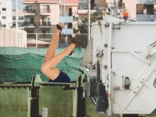 Боклукчийски камион глътна жена