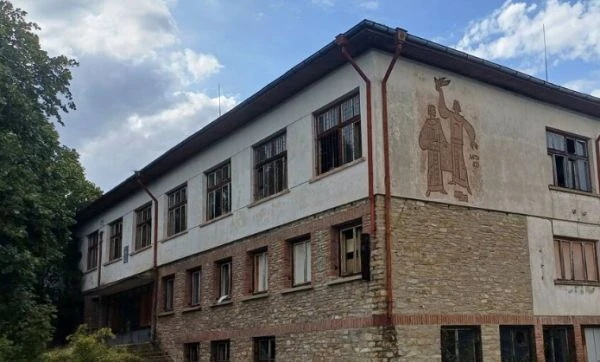 Десетки български училища се продават, цените им са символични