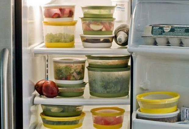 Поставянето на гореща храна директно в хладилника може да изглежда