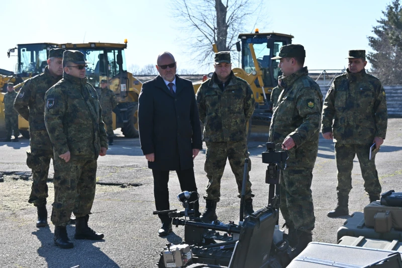 Военният министър инспектира инженерния полк в Белене